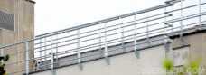 Permanent and self-supporting steel parapets
